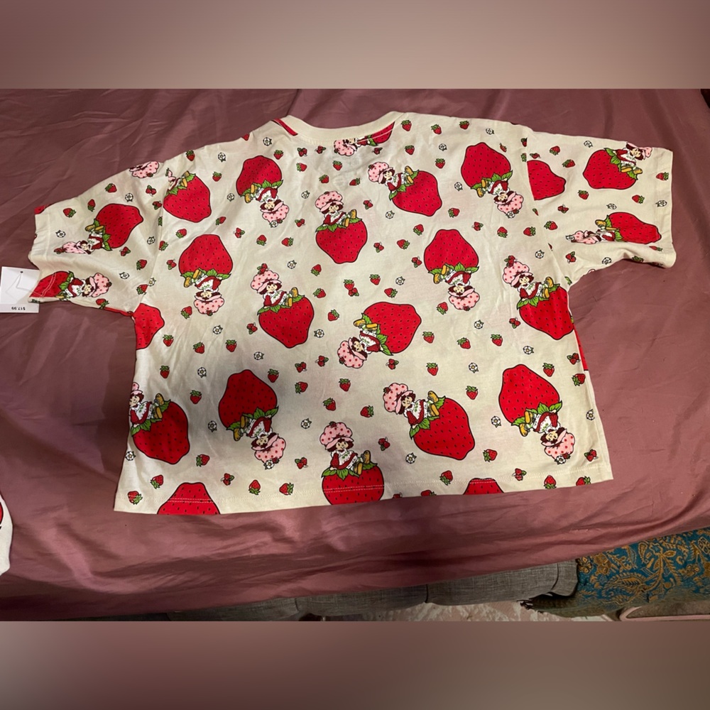 M strawberry shortcake box shirt